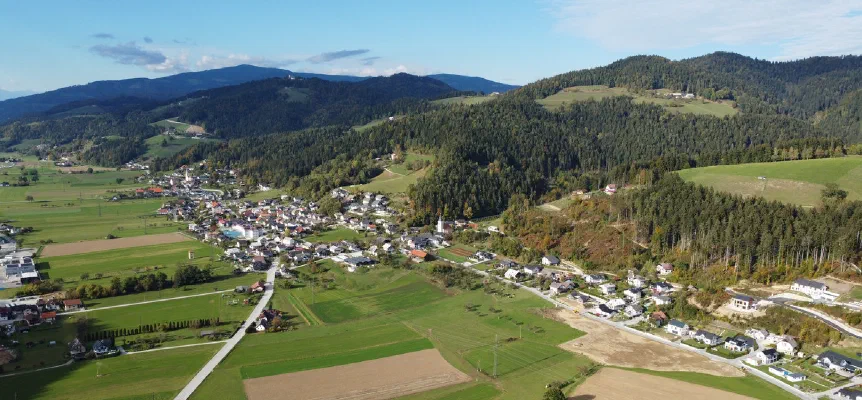 Zračni pogled na Pameče in Troblje